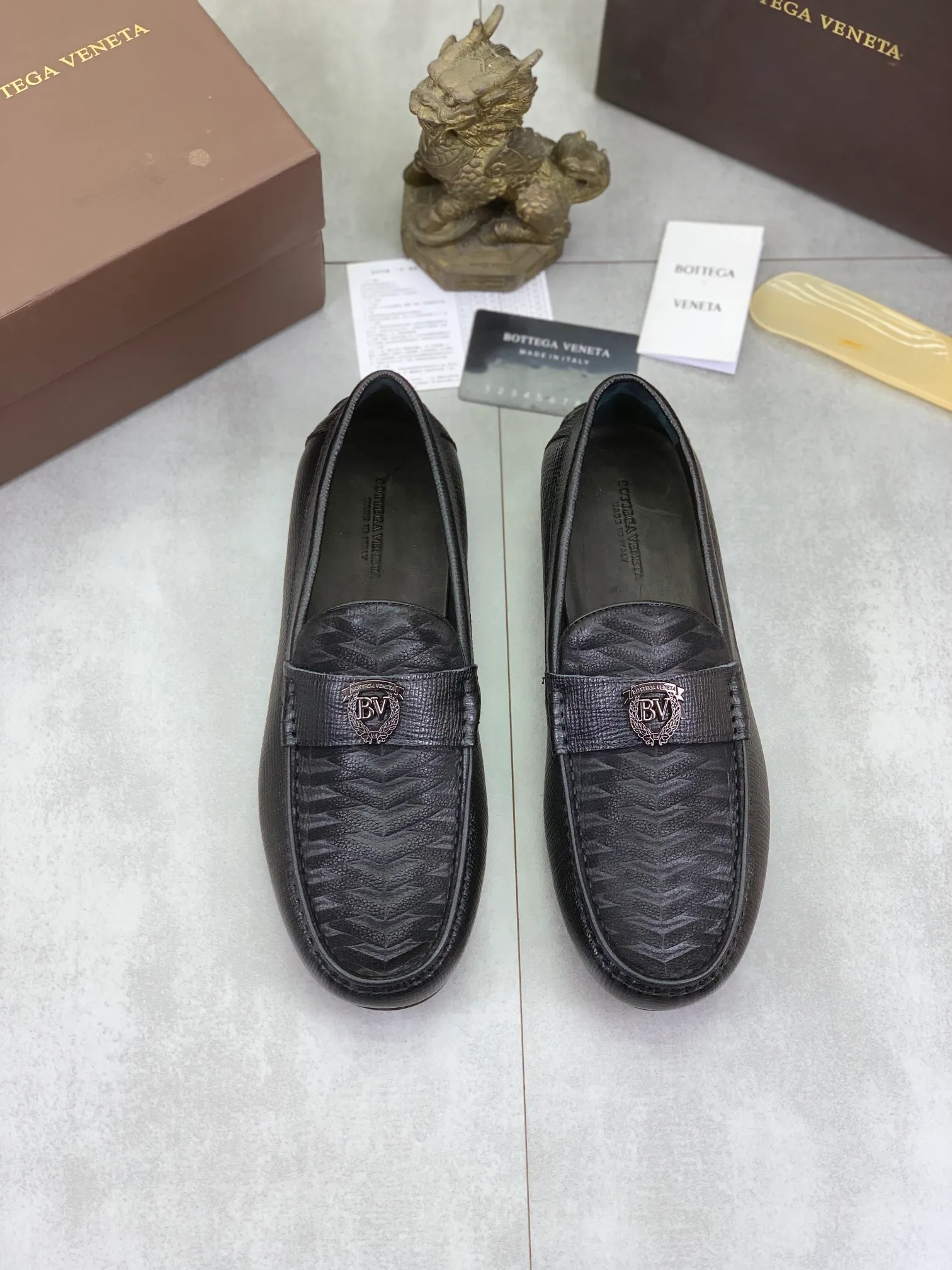 Men's shoes 💰P420 [New model] Water-dyed Niuli 💰High-quality business beanie shoes 💎💎💎 BOTTEGA VENETA official website synchronizes the latest top version of BV in the market, accepts material comparison, shoe type comparison, process comparison, practical and texture, versatile, suitable for any occasion, the more you look at it, the more it tastes. Pure hand-woven craftsmanship - Upper material, hand-woven calfskin imported from Italy 🇮🇹 - High-quality water-dyed cowhide lining - Original private model customized outsole -Size: 39-44 (38 45 can be customized) Color: black optional
